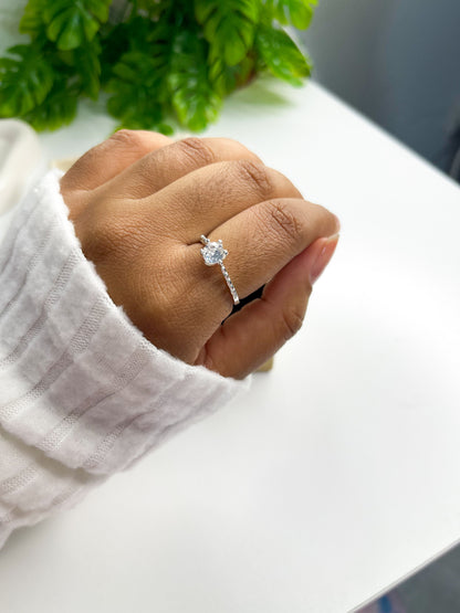 Anel solitário com corações - Prata 925