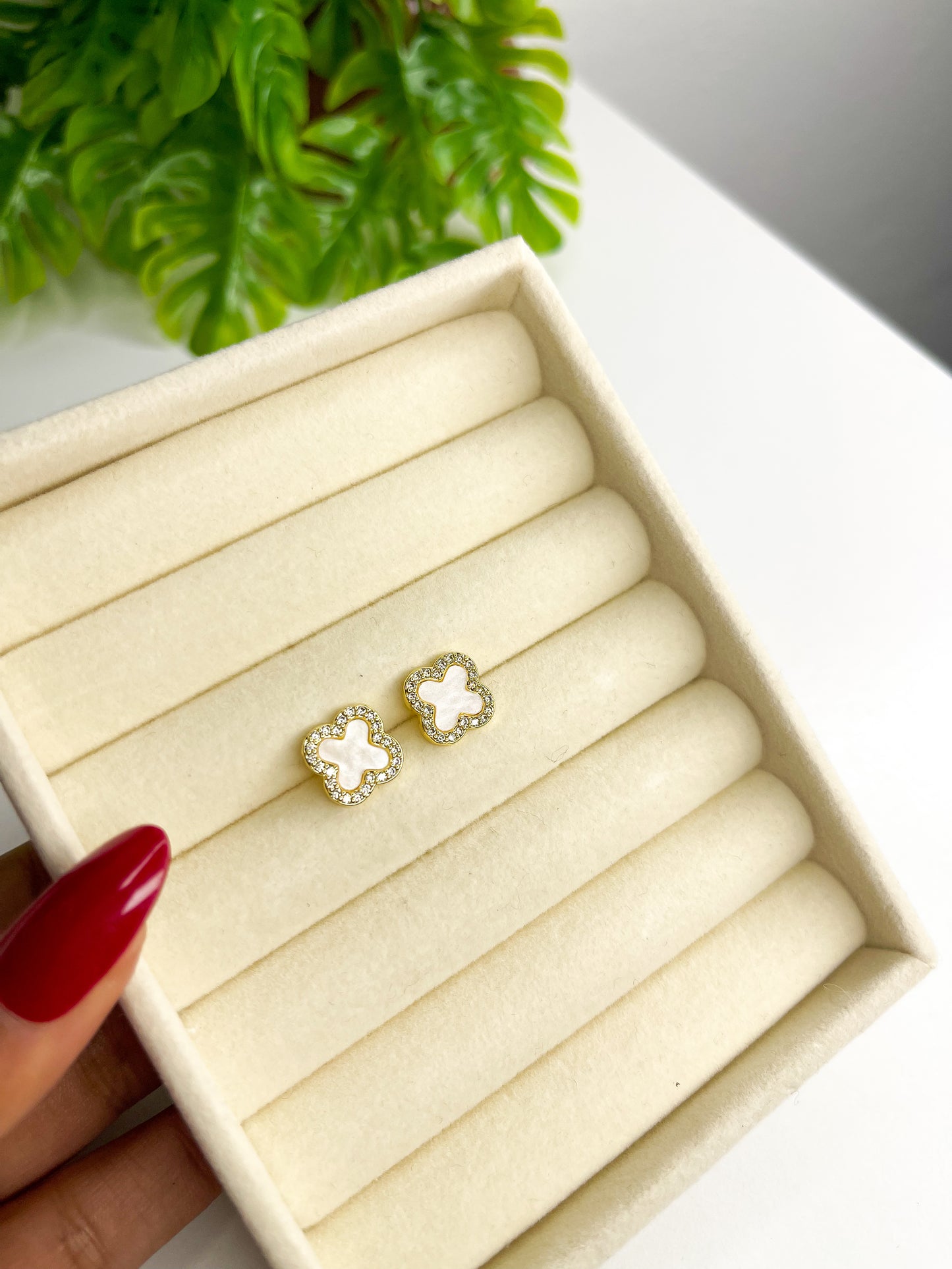 Conjunto brinco e colar trevo branco - Aço inoxidável