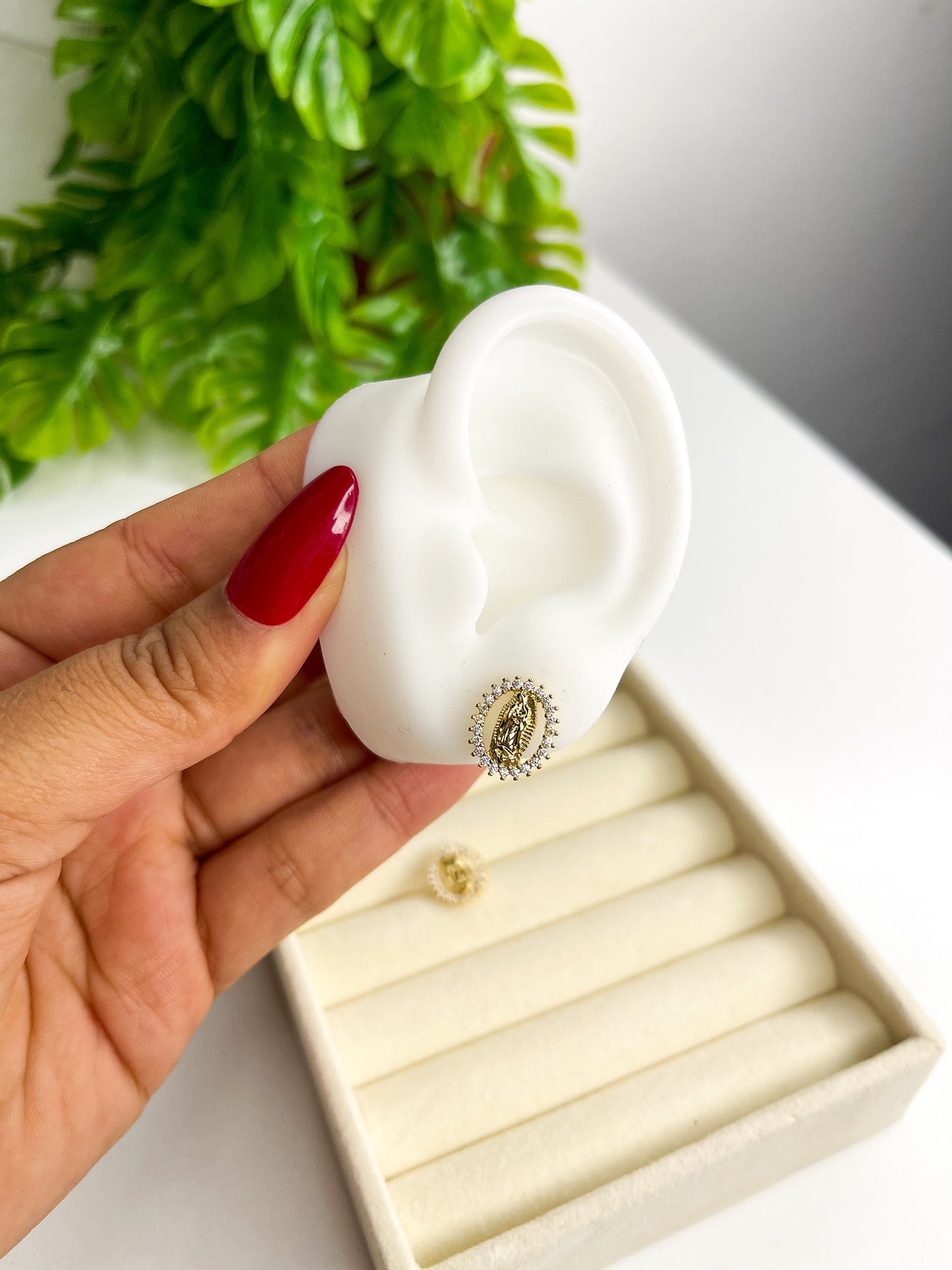 Brinco Nossa Senhora de Fátima Oval Cravejado em Aço Inoxidável
