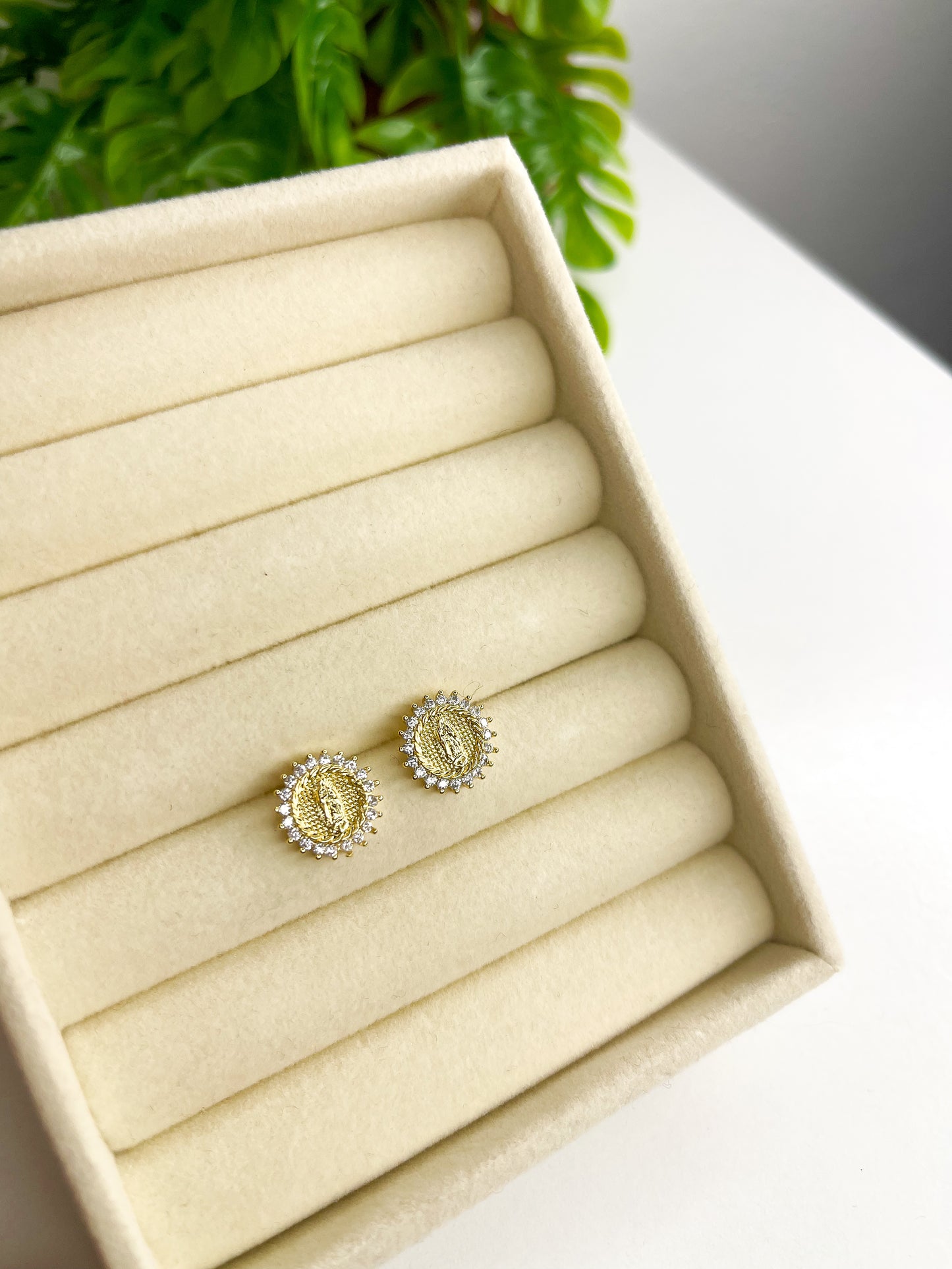 Brinco Nossa Senhora de Fátima Redondo Cravejado Dourado - Aço Inoxidável