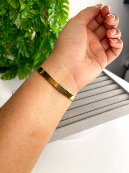 Bracelete Yasmin – Aço Inoxidável Dourado Cravejado com Zircônias