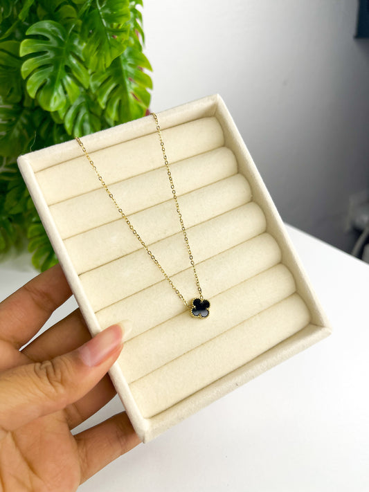 Conjunto brinco e colar trevo preto - Aço inoxidável