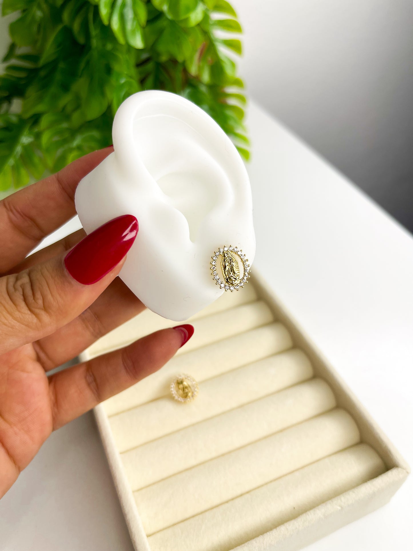 Brinco Nossa Senhora de Fátima Oval Cravejado em Aço Inoxidável