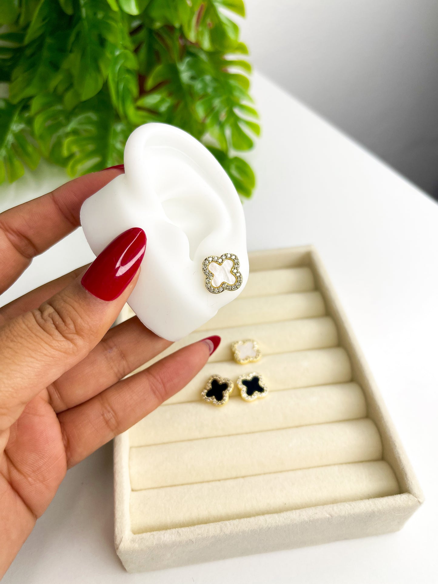 Conjunto brinco e colar trevo branco - Aço inoxidável