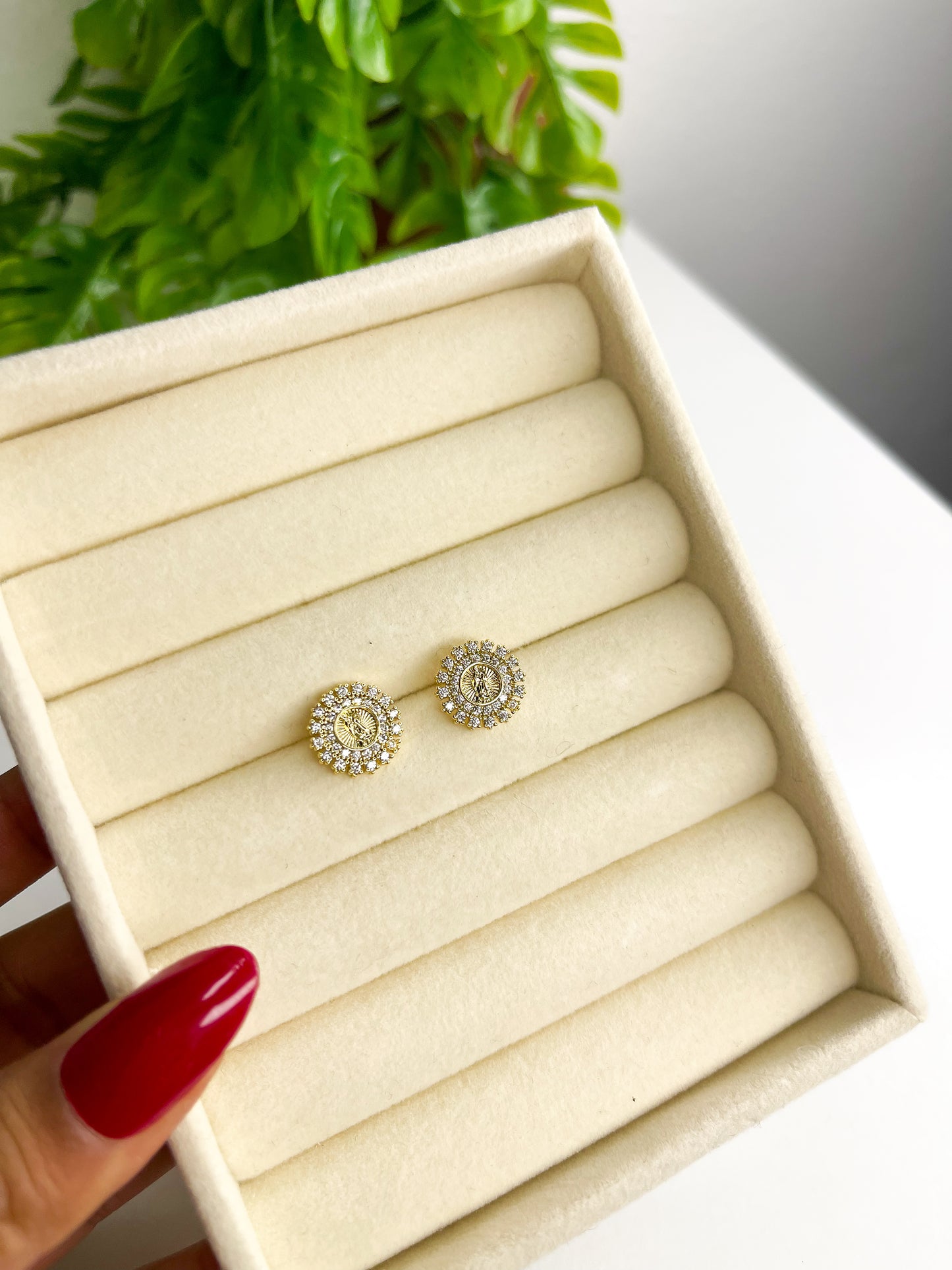 Brinco Nossa Senhora de Fátima Redondo Cravejado Dourado - Aço Inoxidável