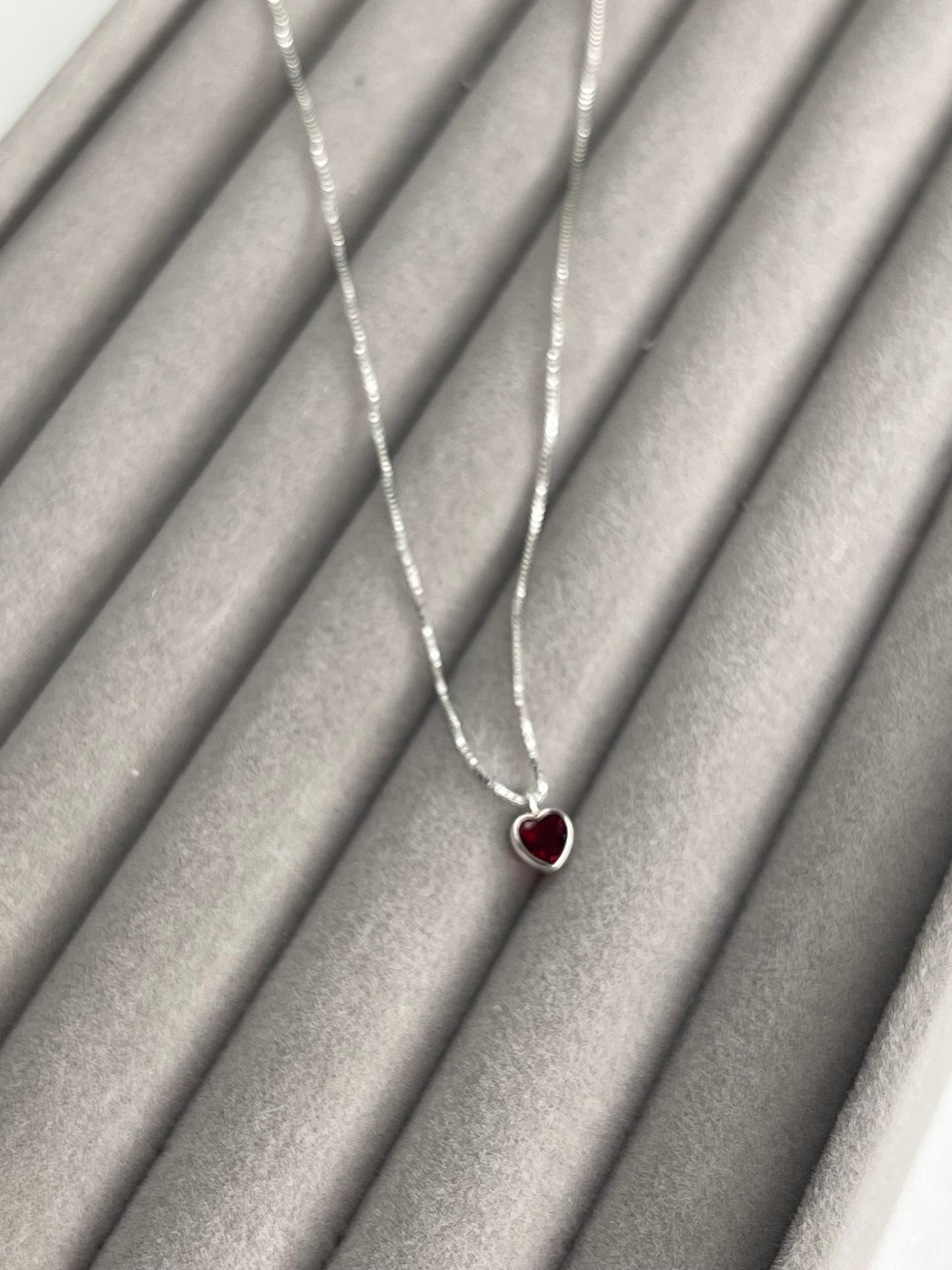 Colar Coração Ponto de Luz Vermelho - Prata 925