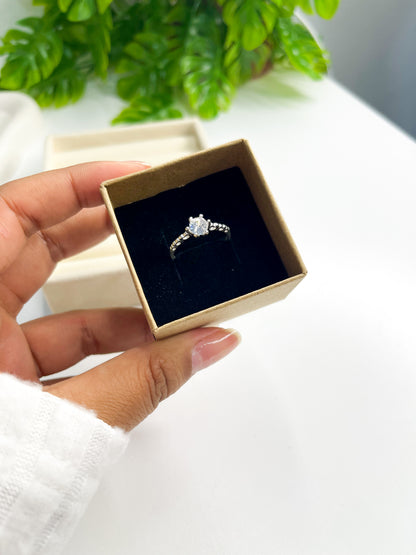 Anel solitário com corações - Prata 925