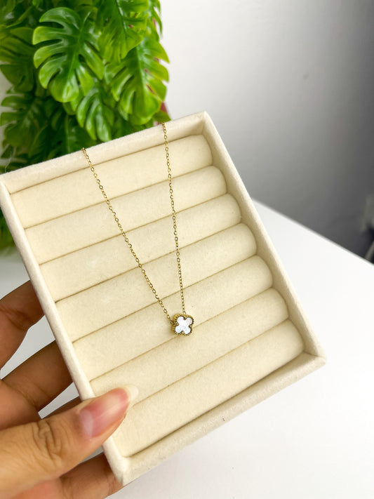 Conjunto brinco e colar trevo branco - Aço inoxidável