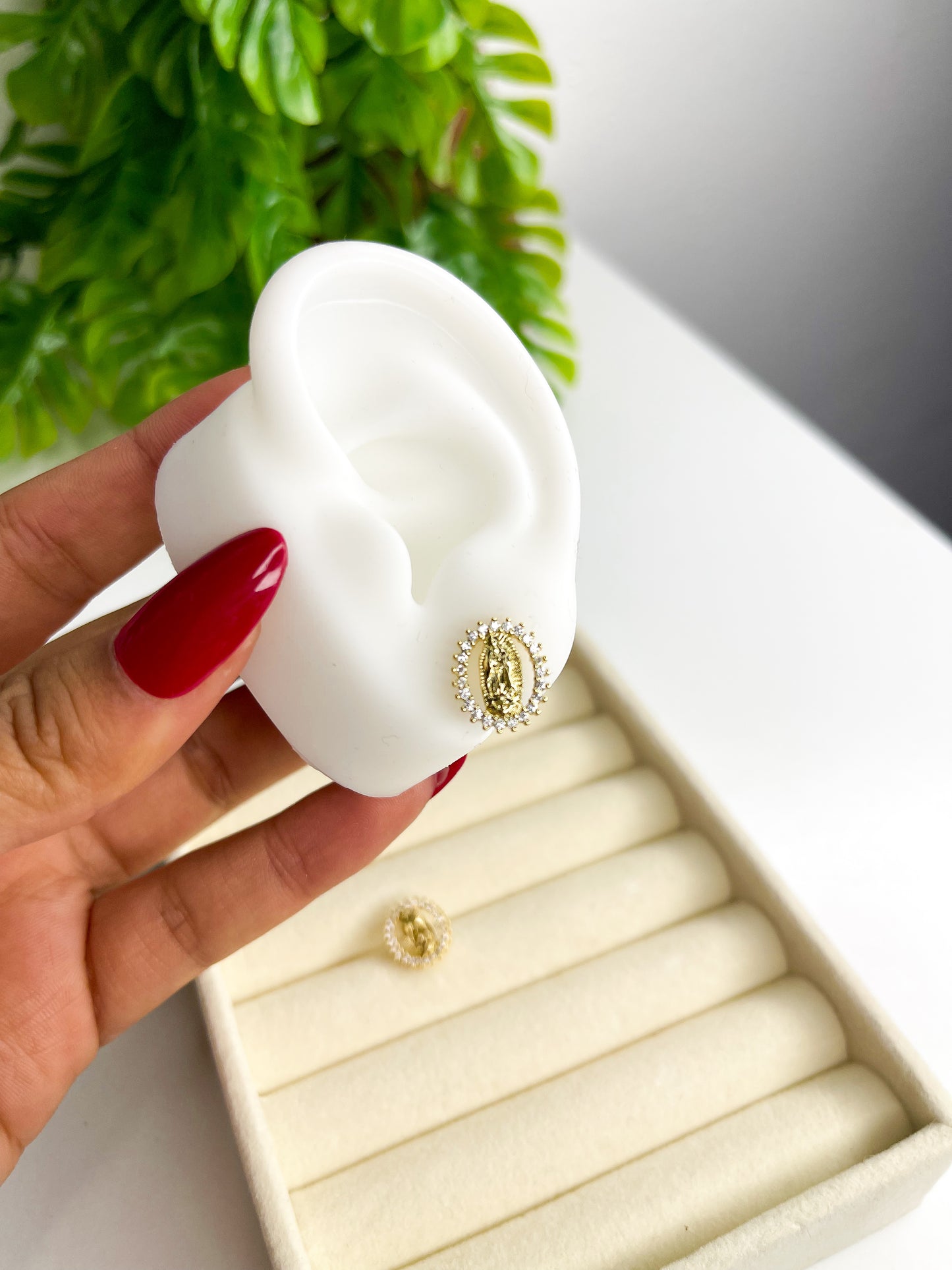 Pendiente Nuestra Señora de Fátima Oval Calado Engastado Dorado
