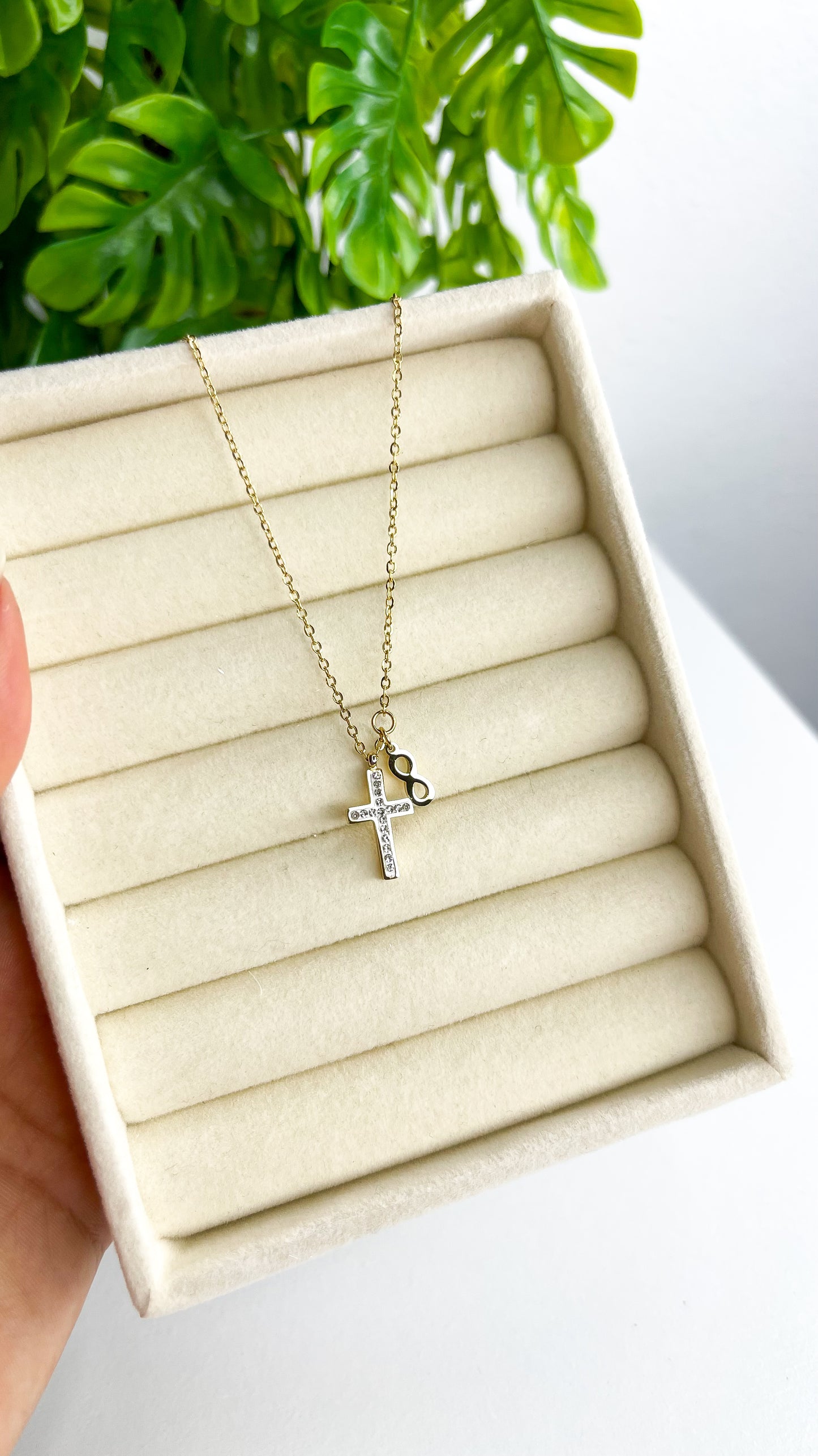 Colar Infinity Cross - Aço Inoxidável